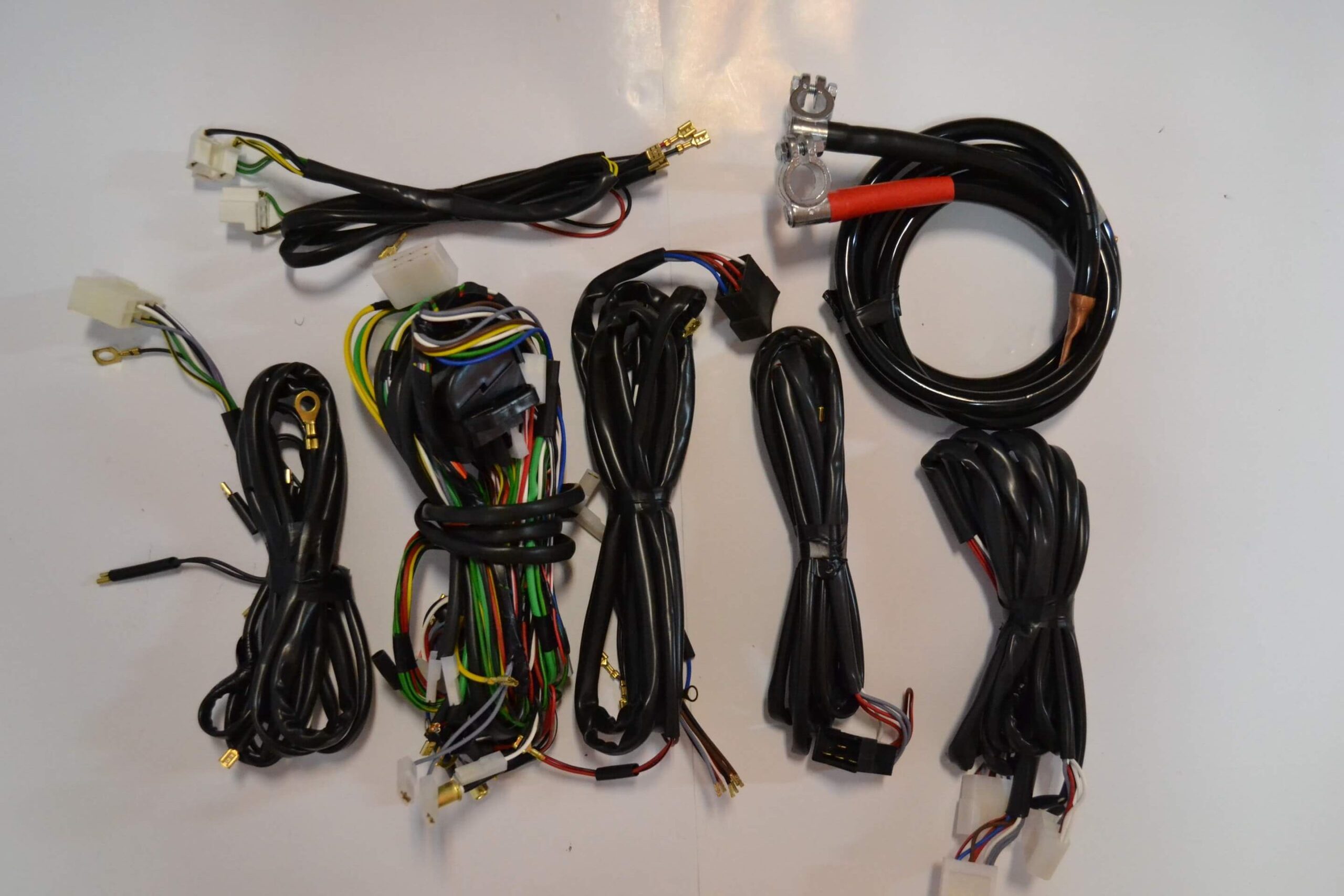 Zbliżenie na złącza i przewody instalacji elektrycznej do ciągnika