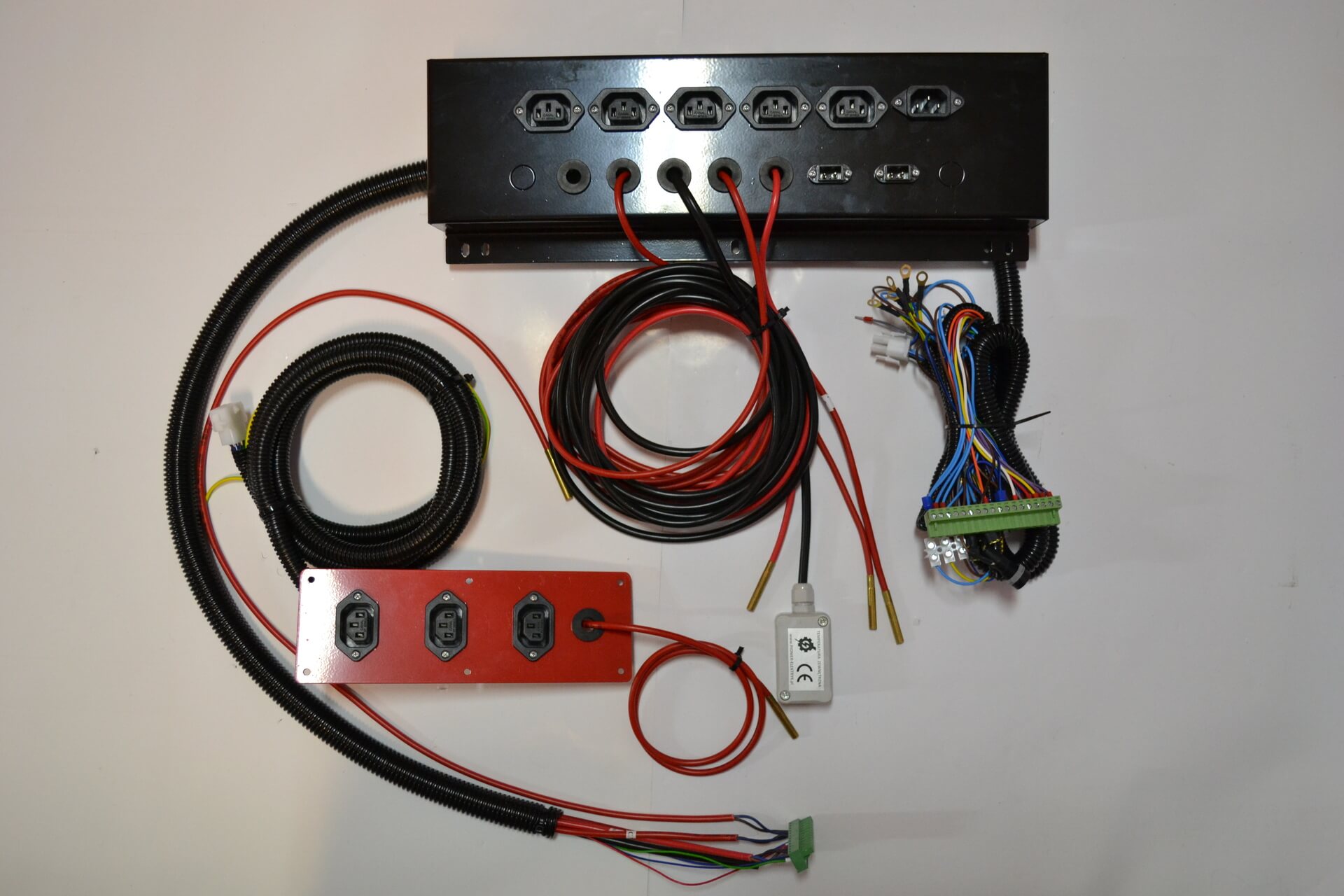Zbliżenie na komponenty wiązki elektrycznej stosowanej w maszynach rolniczych